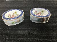 Lot 1184 - A PAIR OF 18TH CENTURY CHINESE EXPORT FAMILLE ROSE SALTS