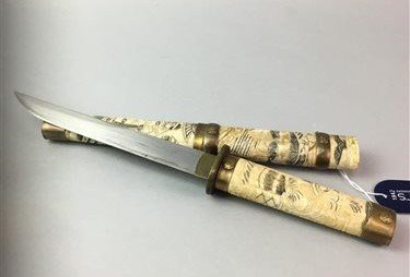 Lot 5 - AN EARLY 20TH CENTURY JAPANESE BONE TANTO