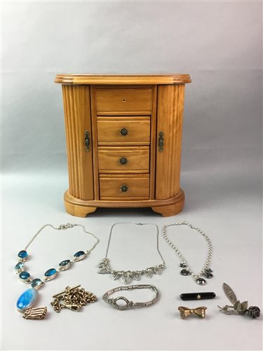 Lot 19 - A COLLECTION OF COSTUME JEWELLERY