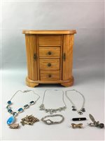 Lot 19 - A COLLECTION OF COSTUME JEWELLERY
