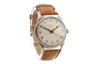 Lot 770 - A GENTLEMAN'S OMEGA MILITARY ISSUE WRIST WATCH