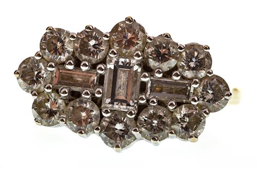 Lot 27 - A DIAMOND CLUSTER RING