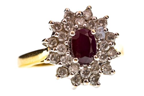 Lot 29 - A RED GEM SET AND DIAMOND FLOWER CLUSTER RING