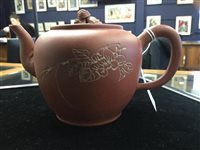 Lot 984 - A LATE 18TH/19TH CENTURY CHINESE TEA POT