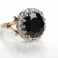 Lot 29 - SAPPHIRE AND DIAMOND CLUSTER RING the central...