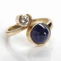Lot 34 - SAPPHIRE AND DIAMOND RING the split bezel with...