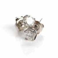 Lot 39 - PAIR OF DIAMOND STUD EARRINGS the brilliant...