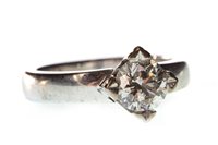Lot 112 - A DIAMOND SOLITAIRE RING