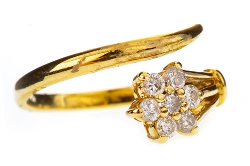 Lot 48 - A DIAMOND FLORAL CLUSTER RING