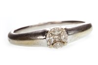 Lot 88 - A DIAMOND CLUSTER RING