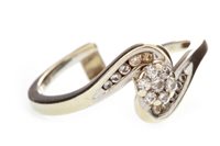 Lot 101 - A DIAMOND CLUSTER RING