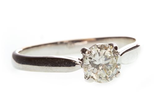 Lot 102 - A DIAMOND SOLITAIRE RING