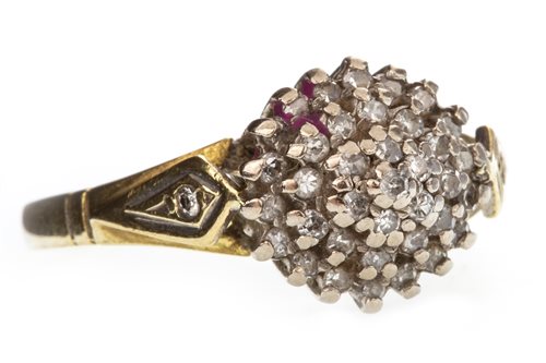 Lot 109 - A DIAMOND CLUSTER RING