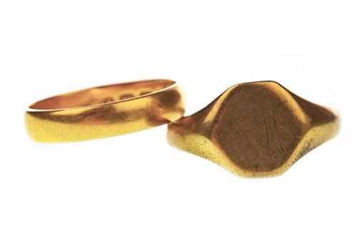 Lot 125 - A GOLD WEDDING BAND AND A SIGNET RING