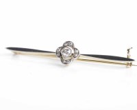 Lot 77 - EDWARDIAN DIAMOND BAR BROOCH set with a...