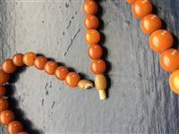 Lot 29 - AN AMBER BEAD NECKLACE AND AN AMBER SET NECKLET