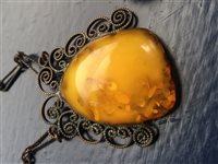 Lot 29 - AN AMBER BEAD NECKLACE AND AN AMBER SET NECKLET