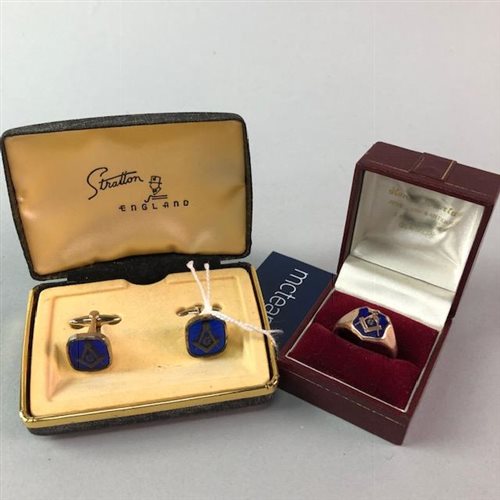 Lot 13 - A GOLD MASONIC SIGNET RING AND A PAIR OF CUFFLINKS