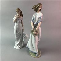 Lot 40 - A LOT OF TWO LARGE LLADRO FIGURES