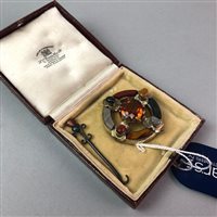 Lot 35 - A SILVER AND AGATE BUTTON HOOK AND A GEM SET BROOCH