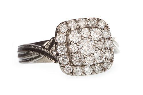 Lot 10 - A DIAMOND CLUSTER RING