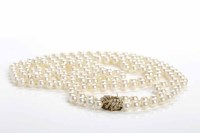 Lot 116 - DOUBLE STRANDED PEARL NECKLACE the spherical...