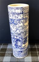 Lot 1005 - A LATE 19TH/EARLY 20TH CENTURY CHINESE CERAMIC STICK STAND