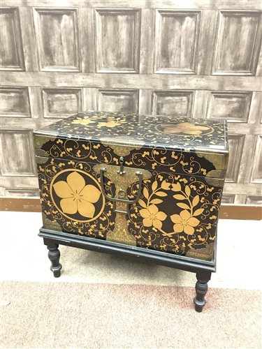 Lot 1002 - A JAPANESE LACQUERED BOX