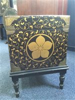 Lot 1002 - A JAPANESE LACQUERED BOX