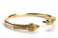 Lot 130 - GOLD RAM'S HEAD TORC BANGLE the ends each with...