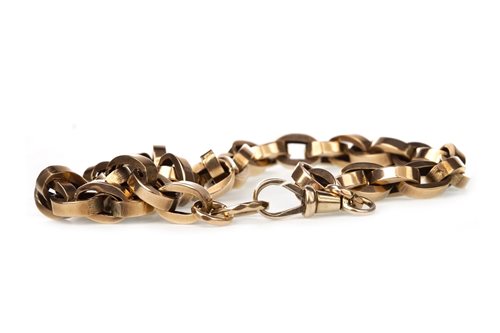Lot 140 - A GOLD CHAIN