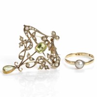 Lot 154 - ART NOUVEAU PERIDOT AND SPLIT PEARL HOLBEIN of...