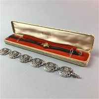 Lot 13 - A LOT OF VINTAGE AND MODERN JEWELLERY