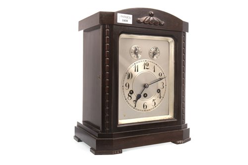 Lot 1410 - AN EARLY 20TH CENTURY CHIMING MANTEL CLOCK