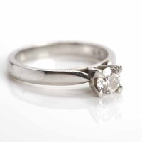 Lot 160 - DIAMOND SOLITAIRE RING the brilliant cut stone...