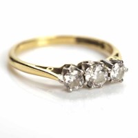 Lot 161 - DIAMOND THREE STONE RING the three graduated...