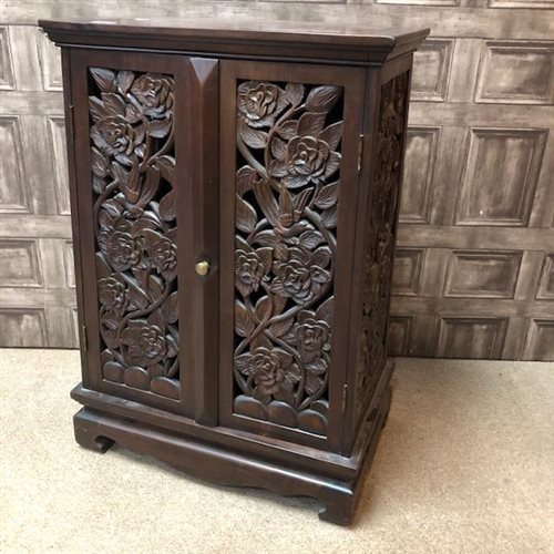 Lot 42 - A 20TH CENTURY CHINESE CABINET