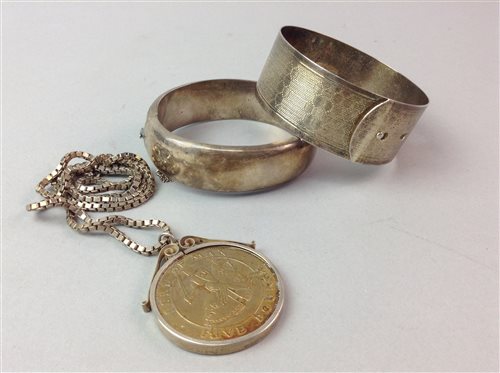 Lot 7 - A GROUP OF SILVER AND COSTUME JEWELLERY