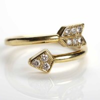Lot 167 - EIGHTEEN CARAT GOLD ARROW MOTIF DIAMOND RING...