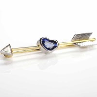 Lot 172 - SAPPHIRE AND DIAMOND BAR BROOCH in the form of...