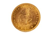 Lot 557 - A GOLD SOUTH AFRICA 1 RAND COIN, 1967
