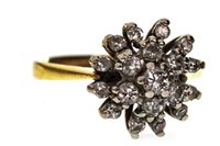 Lot 194 - A DIAMOND CLUSTER RING
