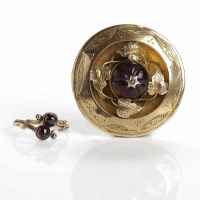 Lot 189 - VICTORIAN GARNET SET BROOCH of circular form,...