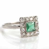 Lot 191 - ART DECO EMERALD AND DIAMOND CLUSTER RING the...
