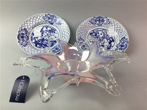 Lot 62 - A MURANO GLASS BOWL WITH TWO ZWIEBELMUSTER PLATES