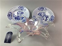 Lot 62 - A MURANO GLASS BOWL WITH TWO ZWIEBELMUSTER PLATES