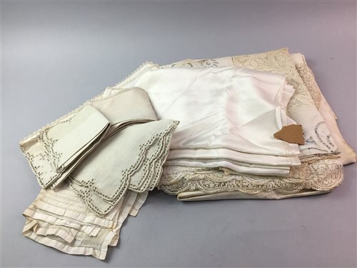 Lot 217 - A LOT OF LINEN AND LACE