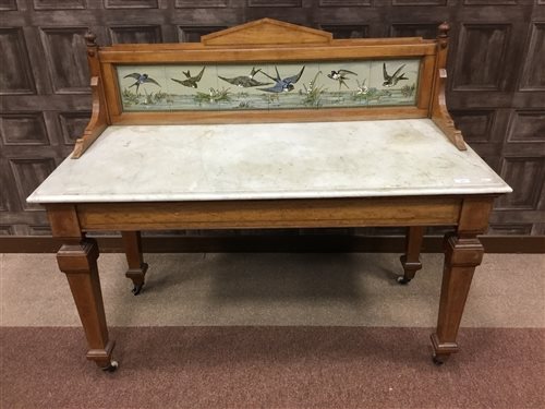 Lot 855 - A VICTORIAN WALNUT AND KINGWOOD CROSSBANDED MARBLE TOP WASHSTAND