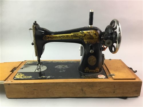 Lot 259 - A SINGER SEWING MACHINE IN CARRY CASE