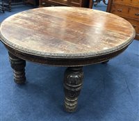 Lot 863 - A STAINED OAK OVAL EXTENDING DINING TABLE